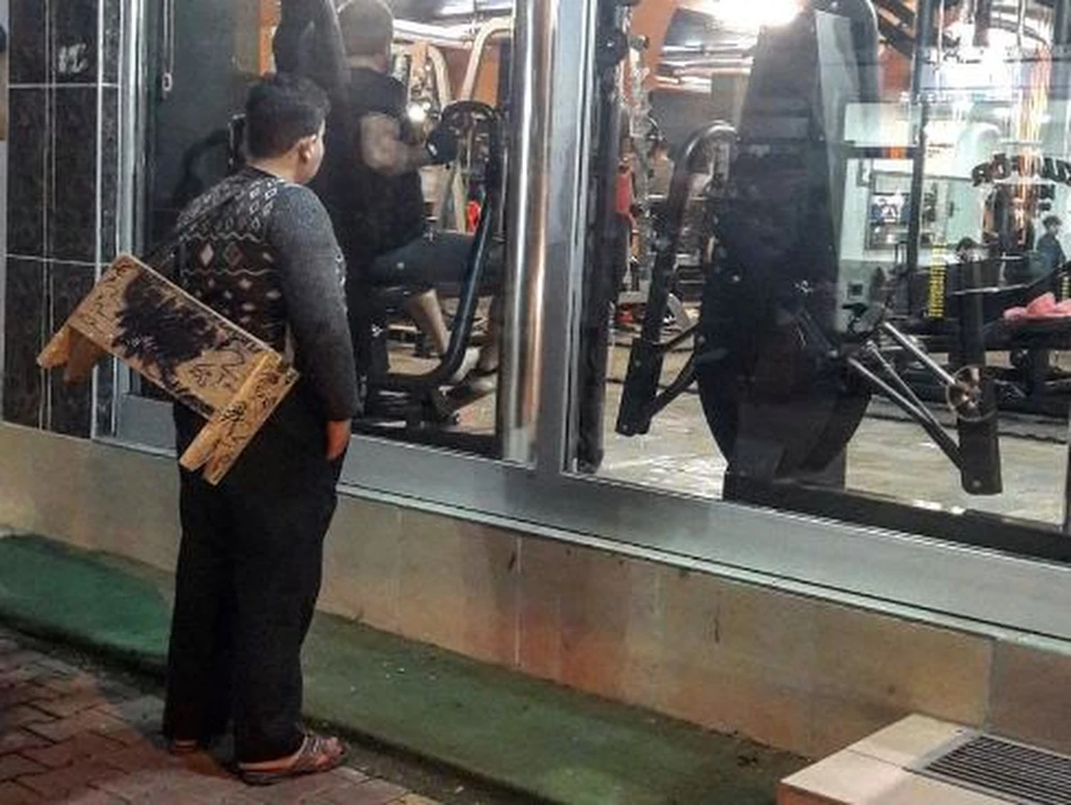 Jedno zdjęcie, które przyniosło coś miłego w życiu 12-letniego uchodźcy z Syrii. Ktoś sfotografował chłopca podglądającego przez szybę ćwiczących na siłowni i umieścił je mediach społecznościowych. Zdjęcie to stało się hitem internetu. Dotarło także do właścicieli siłowni, którzy odszukali 12-latka i podarowali mu dożywotnią kartę członkowską. 