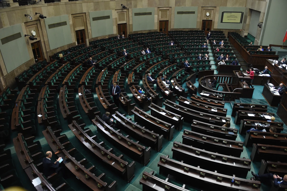 W klubie PO zarządzono dyscyplinę ws. głosowań nad projektami zmieniającymi prawo aborcyjne - powiedział szef klubu Platformy Sławomir Neumann. W czwartek sprawą trójki posłów, którzy wyłamali się z ustaleń, zajmie się zarząd partii. W nieoficjalnych rozmowach politycy Platformy Obywatelskiej przewidują, że posłowie: Joanna Fabisiak, Marek Biernacki i Jacek Tomczak, którzy złamali ustalenia klubowe, mogą zostać usunięci z PO. 