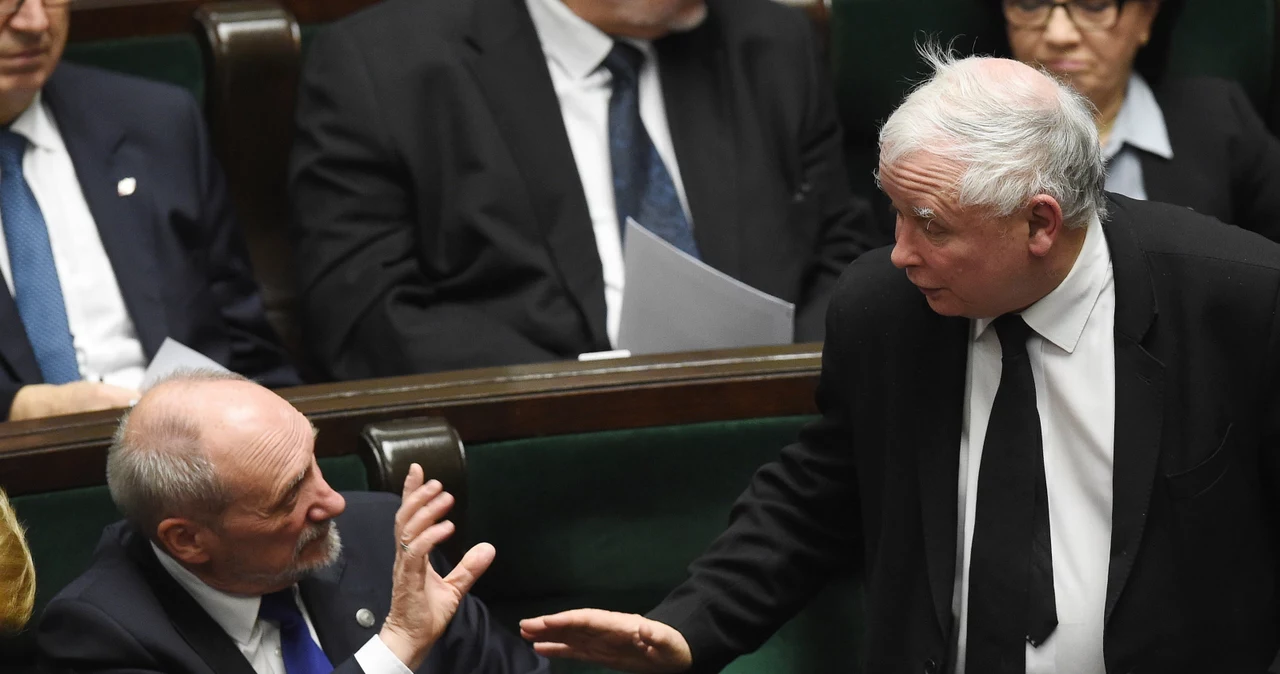 Prezes Prawa i Sprawiedliwości Jarosław Kaczyński i wiceprezes partii Antoni Macierewicz 