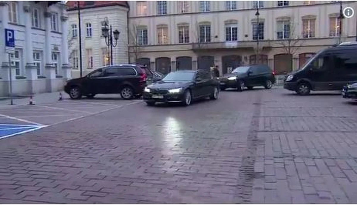 "Macierewicz karnie stawił się na obchodach miesięcznicy. Jego arogancja i buta, mimo dymisji, jest powalająca! Samochód parkuje na oznakowanych 2 miejscach dla inwalidy. Nam wolno wszystko. TO SIĘ AŻ PROSI O KOMENTARZ !!!!!!!!!!! - napisała na Twitterze posłanka PO Joanna Mucha. 