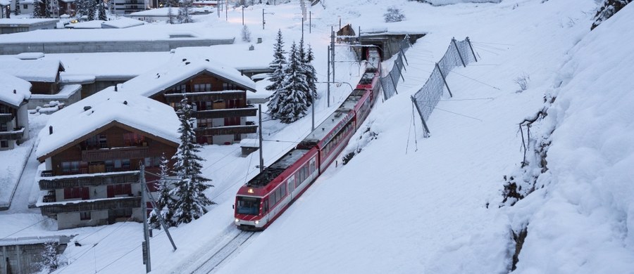 Po dwóch dniach przywrócono ruch pociągów ze szwajcarskiej miejscowości Zermatt. Popularny ośrodek turystyczny i centrum sportów zimowych u podnóża Matterhornu był odcięty od świata z powodu obfitych opadów śniegu i zagrożenia lawinowego.