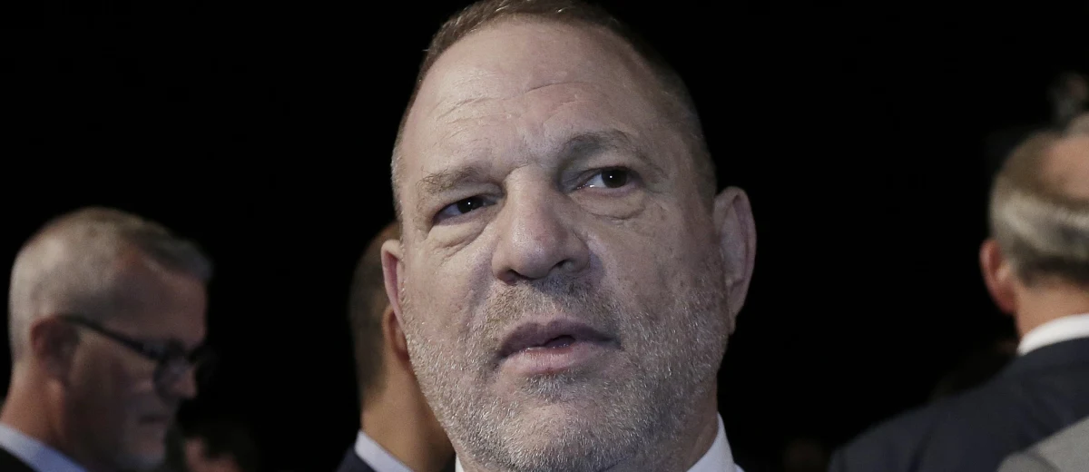 Harvey Weinstein, producent filmowy, który jest oskarżany przez wiele aktorek o molestowanie, został zaatakowany w restauracji w Arizonie. Gość restauracji, który był agresywny, uderzył go w twarz i krzyczał w jego kierunku niecenzuralne słowa.