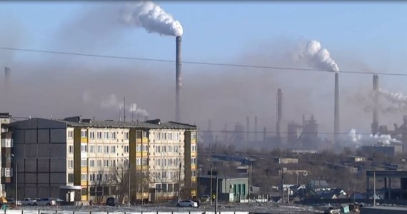Leżące w Kazachstanie miasto Temyrtau jest centrum przemysłu hutniczego. Z powodu nadmiernej emisji pyłów produkowanych przez pobliskie fabryki, spadł śnieg zabrudzony sadzą. Powołana do zbadania tego zjawiska komisja ukarała jedno z największych przedsiębiorstw metalurgicznych w Kazachstanie. 