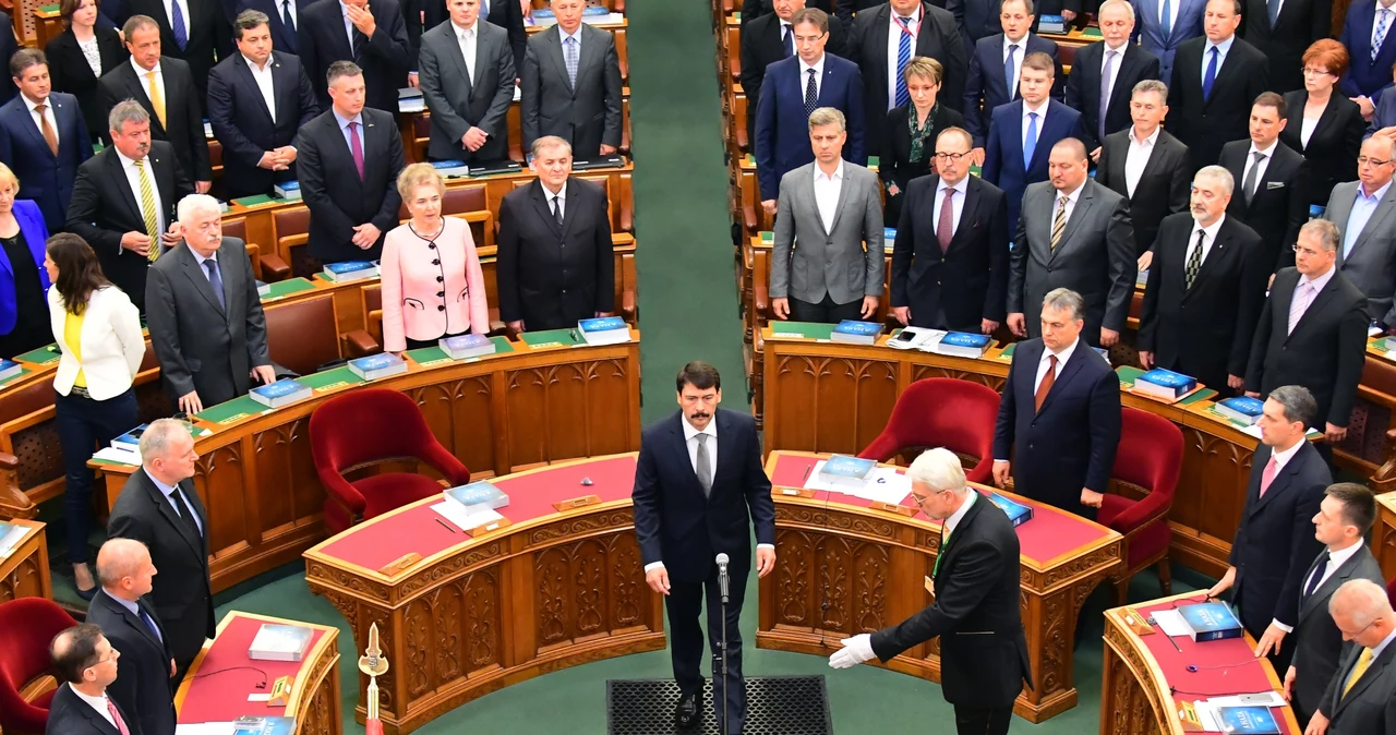 Węgierski parlament. Z przodu prezydent Janos Ader