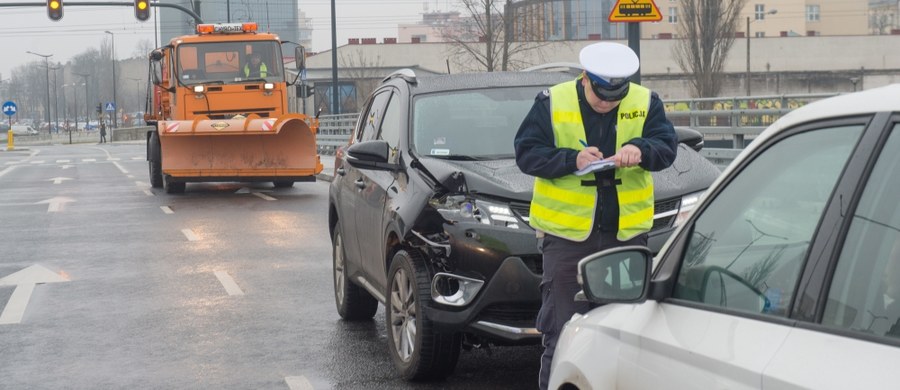 Ponad 20 samochodów zderzyło się w pobliżu dworca Łódź Fabryczna. Wśród pojazdów był m.in. autobus MPK, radiowóz policji i samochód nadzoru ruchu MPK. Na szczęście nikomu nic się nie stało. 