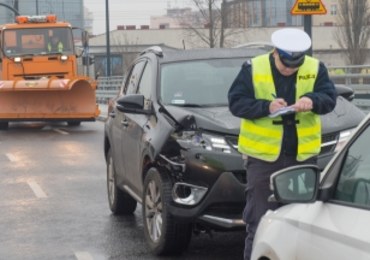 Karambol w Łodzi. Zderzyło się ze sobą ponad 20 pojazdów, w tym radiowóz i autobus