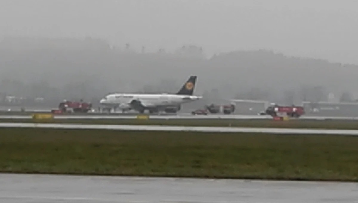 Awaryjne lądowanie samolotu linii Lufthansa na lotnisku w Krakowie-Balicach. Na pokładzie airbusa było 40 pasażerów. Powodem awaryjnego lądowania był podejrzany zapach w kabinie samolotu.