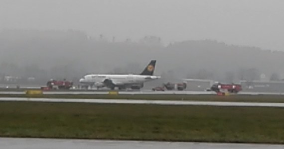 Awaryjne lądowanie samolotu linii Lufthansa na lotnisku w Krakowie-Balicach. Na pokładzie airbusa było 40 pasażerów. Powodem awaryjnego lądowania był podejrzany zapach w kabinie samolotu.