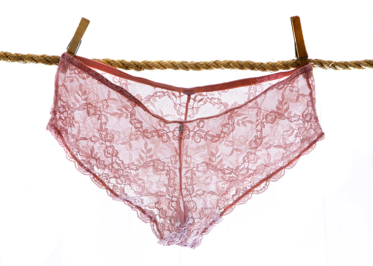 Utrata królewskiego herbu ceną za niedyskrecję. To kara dla ekskluzywnego sklepu z bielizną w Londynie, który zaopatrywał królową Elżbietę II w intymne części garderoby. 