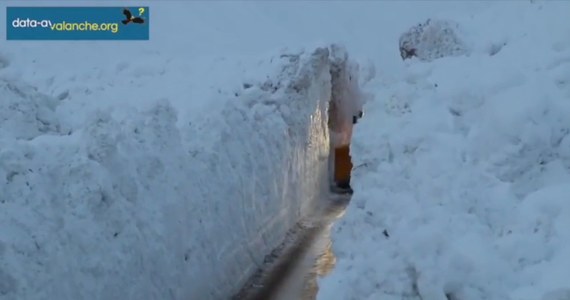 Nawet 7 metrów ma śnieżny mur, jaki powstał po przejściu lawiny przez francuską wioskę Bonneval-sur-Arc. Miejscowość ta liczy 250 mieszkańców. Warstwa śniegu pokrywająca drogę została usunięta przez buldożer, tworząc tunel umożliwiający mieszkańcom wydostanie się z wioski.
