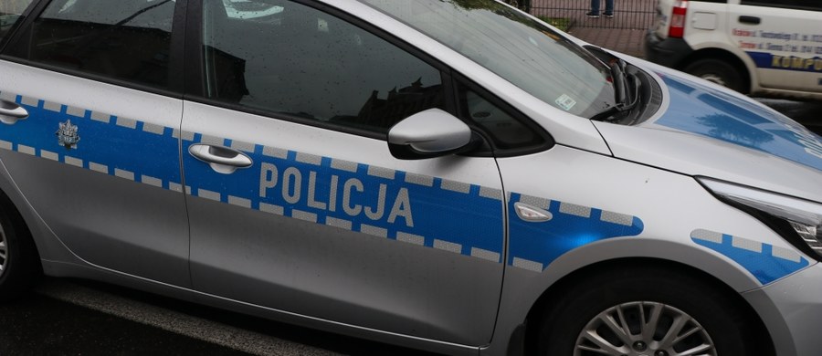 Śląska policja poszukuje mężczyzny, który w czwartek po południu w Rybniku (Śląskie) nie zatrzymał się do kontroli drogowej, a następnie potrącił policjanta. Znaleziono już samochód, którym się poruszał.