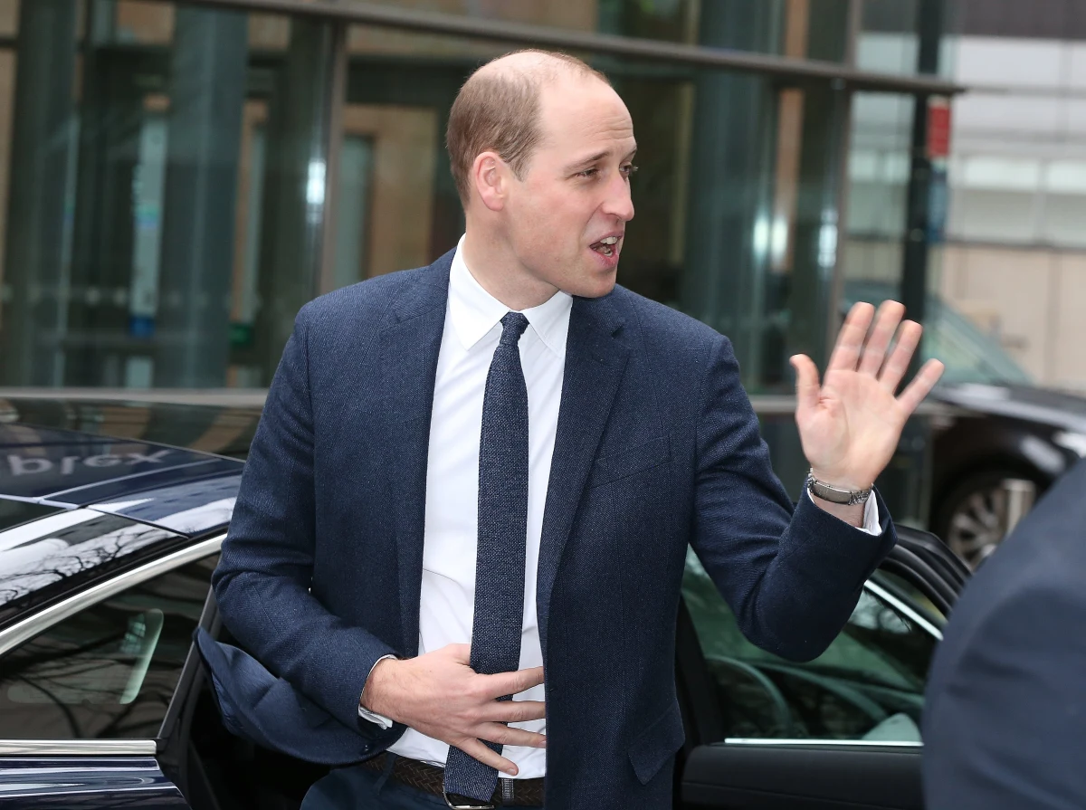 Ślub księcia Harry’ego i amerykańskiej aktorki Meghan Markle już w maju, ale - jak oświadczył książę William - brat wciąż nie poprosił go o zostanie drużbą. Starszy z braci żartował na ten temat podczas rozmowy w klubie charytatywnym w Cambridge, gdzie w towarzystwie innych znanych ludzi rozmawiał na temat konieczności wyrażania swych emocji. 