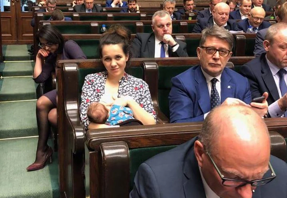 "Karmię piersią i się tego nie wstydzę" napisała posłanka Nowoczesnej Kornelia Wróblewska zamieszczając na Twitterze zdjęcie, na którym widać, jak w otoczeniu innych posłów karmi piersią dwumiesięczną córkę na sali plenarnej. "Będę łączyła obowiązki mamy z poselskimi" - zapowiada.