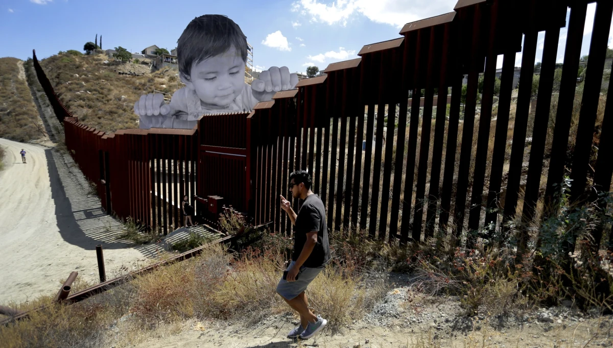 Meksyk nigdy nie zapłaci za budowę muru na granicy z USA - powtórzył w czwartek na Twitterze minister gospodarki tego kraju po tym jak Donald Trump powiedział wywiadzie prasowym, że Meksyk może zapłacić za mur "pośrednio", poprzez zmiany w układzie NAFTA.
