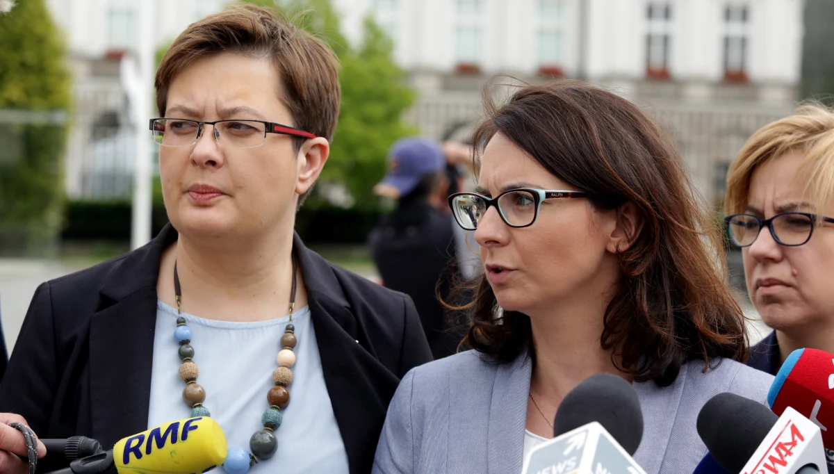 Troje posłów Nowoczesnej już kilkadziesiąt godzin przed sejmowymi głosowaniami poinformowało władze partii, że będą przeciwni projektowi komitetu "Ratujmy Kobiety", który miał ułatwiać dostęp do aborcji. Chodzi o Marka Sowę, który przeszedł do Nowoczesnej z Platformy Obywatelskiej, przedsiębiorcę Pawła Pudłowskiego oraz Elżbietę Stępień – współzałożycielkę Towarzystwa Przyjaźni Dziecku i Rodzinie. Jak dowiedział się nieoficjalnie reporter RMF FM Patryk Michalski – to władze Nowoczesnej namówiły tych posłów, żeby w ogóle nie brali udziału w głosowaniu, bo liczyły, że wyciągnięcie karty zostanie lepiej odebrane niż głos przeciw. Jak usłyszał nasz dziennikarz od jednego z posłów, Katarzyna Lubnauer i Kamila Gasiuk-Pihowicz nie sądziły, że z takiej możliwości skorzysta więcej niż dwóch posłów.