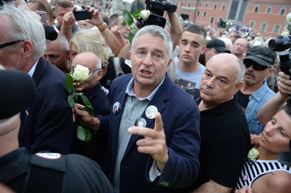 "Obecna sytuacja w Polsce, pamięć historyczna z czasów komunizmu oraz osobiste doświadczenia z czasów "Solidarności" i dramatycznego dla naszego państwa stanu wojennego są powodem, dla którego nie stawię się na wezwanie władzy stawiającej się ponad prawem" - oświadczył Władysław Frasyniuk. I tak też zrobił. Były opozycjonista tłumaczył swoją decyzję, oskarżając jednocześnie Prawo i Sprawiedliwość o "zdetonowanie filarów demokratycznego państwa prawa".