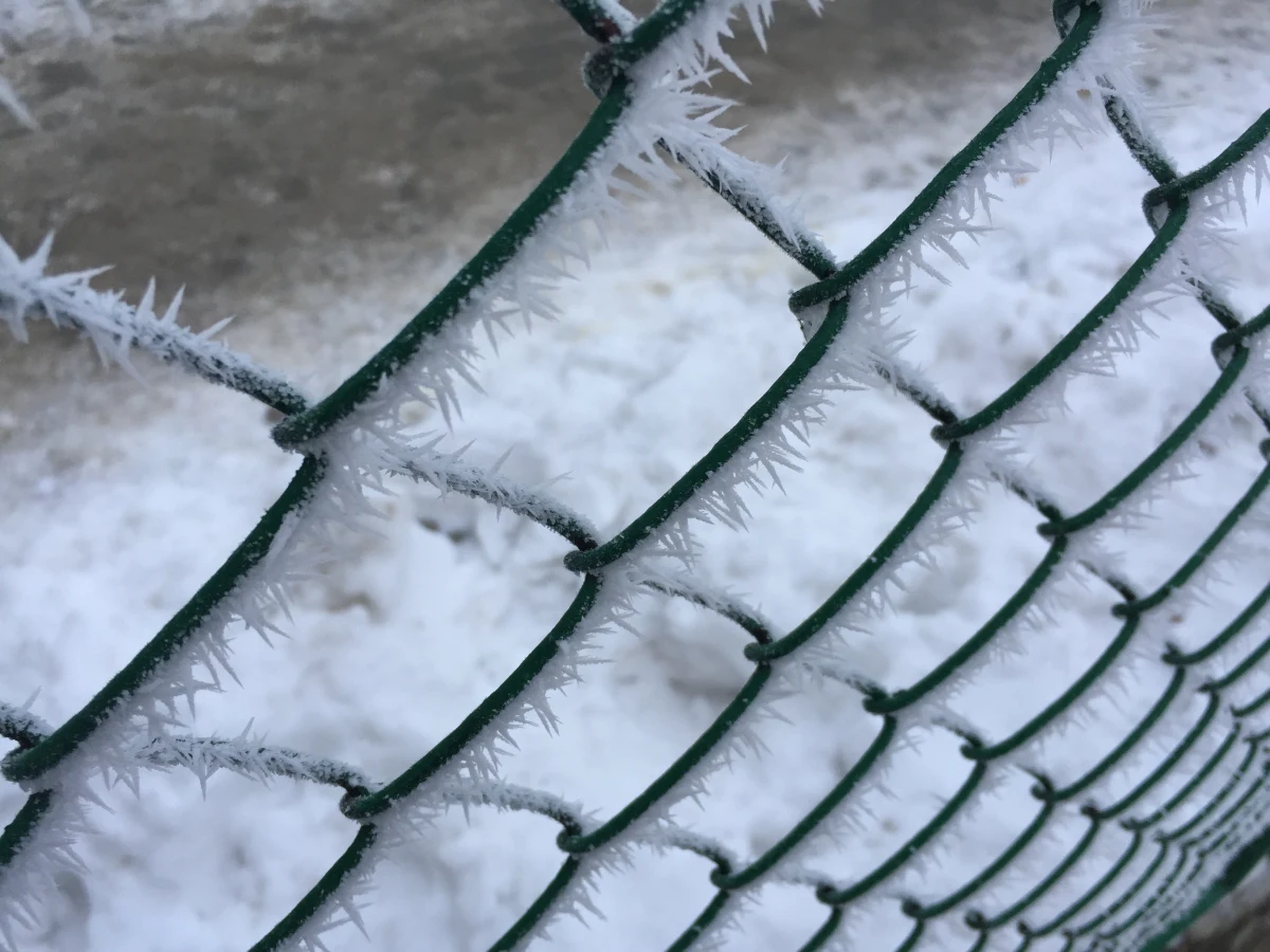 Zachmurzenie, opady śniegu lub śniegu z deszczem i minusowe temperatury - zbliżający się weekend przyniesie namiastkę zimowej aury.