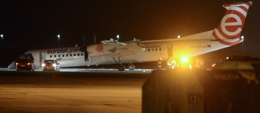 Bombardier, który w środę awaryjnie wylądował na lotnisku imienia Fryderyka Chopina w Warszawie, miał uszkodzony sworzeń goleni - dowiedział się nieoficjalnie reporter RMF FM. W maszynie nie otworzyło się przednie podwozie. Na pokładzie były 63 osoby, nikomu nic się nie stało.