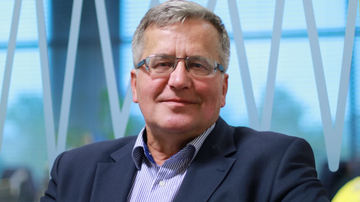 "Dziwię się, że opozycja nie usiłuje eksploatować sukcesu, jakim jest wymuszona rekonstrukcja rządu" - stwierdził w Popołudniowej rozmowie w RMF FM były prezydent Bronisław Komorowski. "Opozycja mogła ogłosić wielki sukces - zaplątała się we własne nogi w innej sprawie" - dodał. "Opozycja popełniła radykalny błąd - nie podpisała się pod kompromisem politycznym zawartym w 1993 roku w kwestiach ustawy antyaborcyjnej. Powinna była to zrobić. PiS będzie miał jeszcze większy problem, bo się będzie musiał podpisać pod złamaniem tego kompromisu obowiązującego dzisiaj. Wyjdzie na tego, który zafunduje kobietom wymuszany prawem heroizm" - ocenił. Pytany o to, czy Antoni Macierewicz może zostać marszałkiem Sejmu, gość Marcina Zaborskiego stwierdził: "Wszystko jestem w stanie sobie wyobrazić". "Teraz go chowają trochę, gdzieś wycofują na boczny tor. Przeminą wybory i potem z nory wychyli się Antoni Macierewicz w jakiejś nowej roli - być może marszałka Sejmu" - dodał. "Nie wchodzi się dwa razy do tej samej wody" - stwierdził Komorowski pytany o ewentualny powrót do parlamentu. "Nie sądzę, abym marzył o powrocie do polityki parlamentarnej. Zostawmy sobie takie rozważania" - powiedział.  