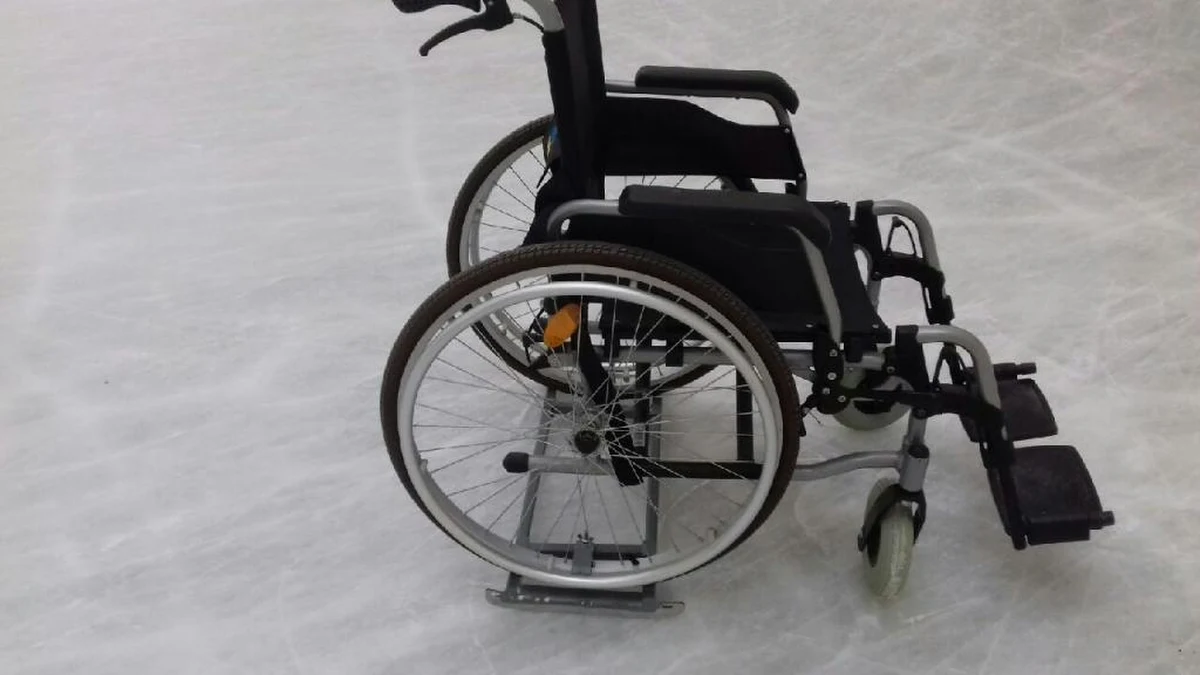 Złotów w północnej Wielkopolsce. To pierwsze miejsce w Polsce, gdzie na lodowisku mogą się ślizgać także osoby przykute do wózków inwalidzkich. Wszystko dzięki wynalazkowi konserwatora obiektu. 