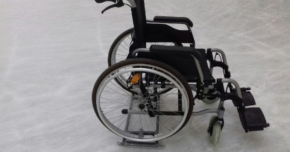 Złotów w północnej Wielkopolsce. To pierwsze miejsce w Polsce, gdzie na lodowisku mogą się ślizgać także osoby przykute do wózków inwalidzkich. Wszystko dzięki wynalazkowi konserwatora obiektu. 