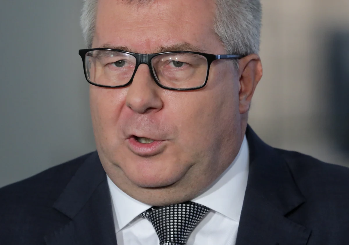 "Ryszard Czarnecki oczywiście nie powinien tracić swojego stanowiska" - ocenił premier Mateusz Morawiecki, pytany o to, czy wiceszef PE powinien stracić swoje stanowisko, w związku z porównaniem europosłanki Róży Thun do "szmalcownika".