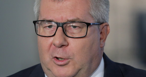 "Ryszard Czarnecki oczywiście nie powinien tracić swojego stanowiska" - ocenił premier Mateusz Morawiecki, pytany o to, czy wiceszef PE powinien stracić swoje stanowisko, w związku z porównaniem europosłanki Róży Thun do "szmalcownika".