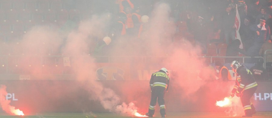 Krakowska prokuratura złożyła wniosek o zamknięcie stadionu Cracovii. Chodzi o ostatnie burdy podczas derbów Krakowa, kiedy na płytę stadionu oraz trybuny poleciały race. Ostateczna decyzja w tej sprawie należy do wojewody. 