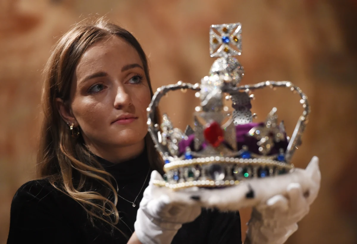 W najbliższą niedzielę telewizja BBC wyemituje film zatytułowany "Koronacja". Znajdzie się w nim wywiad, jakiego królowa Elżbietą II udzieliła dziennikarzowi korporacji. To wydarzenie bez precedensu. Królowa bowiem nie udziela nigdy wywiadów mediom. 