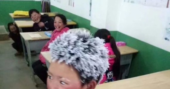 Zdjęcia chińskiego chłopca z pokrytymi szronem włosami i odmrożonymi dłońmi z prędkością światła rozprzestrzenia się po internecie. 8-latek godzinę szedł przy 9-stopniowym mrozie do szkoły, żeby przystąpić do egzaminu. Zdjęcie zmrożonego chłopca topi serca internatów i podgrzewa do dyskusji na temat biedy na świecie. 