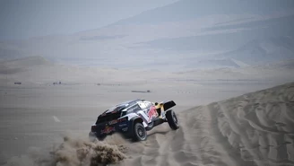 Rajd Dakar. Carlos Sainz goni Stephane'a Petehansela