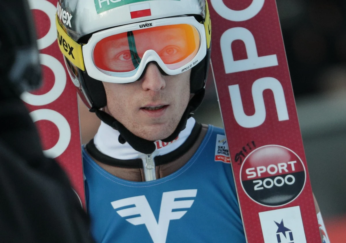 Stefan Hula zajął 16. - najwyższe spośród Polaków - miejsce w zawodach Pucharu Świata w skokach narciarskich na mamucim obiekcie w Bad Mitterndorf. Wygrał Norweg Andreas Stjernen, a prowadzenie w klasyfikacji generalnej PŚ utrzymał 23. w sobotę Kamil Stoch.