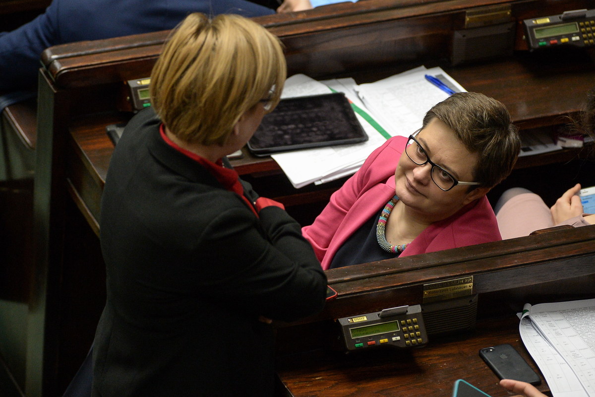 ​We wtorek o godz. 12 odbędzie się posiedzenie zarządu Nowoczesnej; politycy rozmawiać będą m.in. o sytuacji w partii po kryzysie związanym ze środowym głosowaniem nad projektem liberalizującym prawo aborcyjne - dowiedziała się PAP. Bilans ostatniego tygodnia w Nowoczesnej to: odejście posła Adama Cyrańskiego z partii, zawieszenie się w prawach członków klubu Joanny Scheuring-Wielgus, Joanny Schmidt, Krzysztofa Mieszkowskiego, nagany i kary finansowe dla 9 posłów, odejścia członków struktur partii.