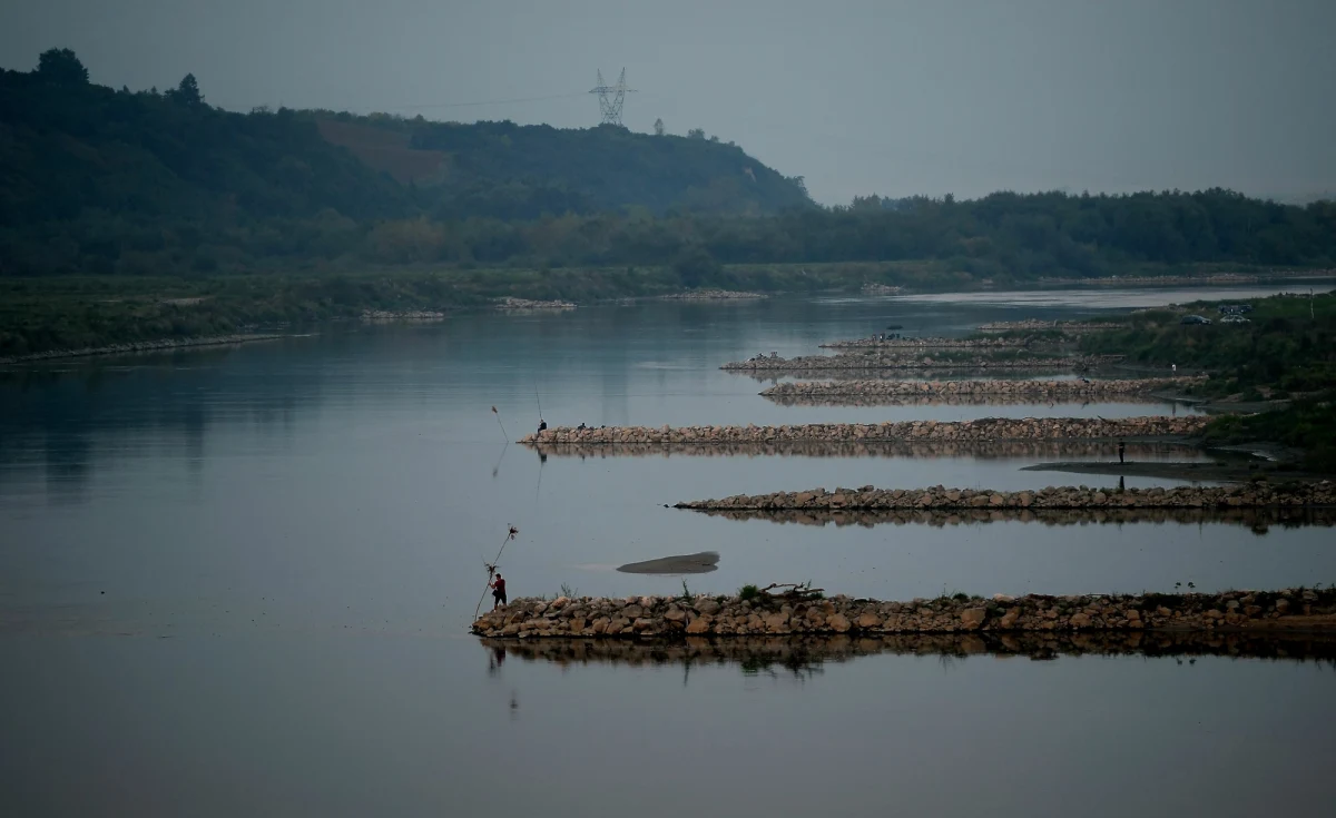 Tragiczny wypadek w Sandomierzu. Nie żyje 70-latek, który brał udział w zimowej przeprawie wpław przez Wisłę.