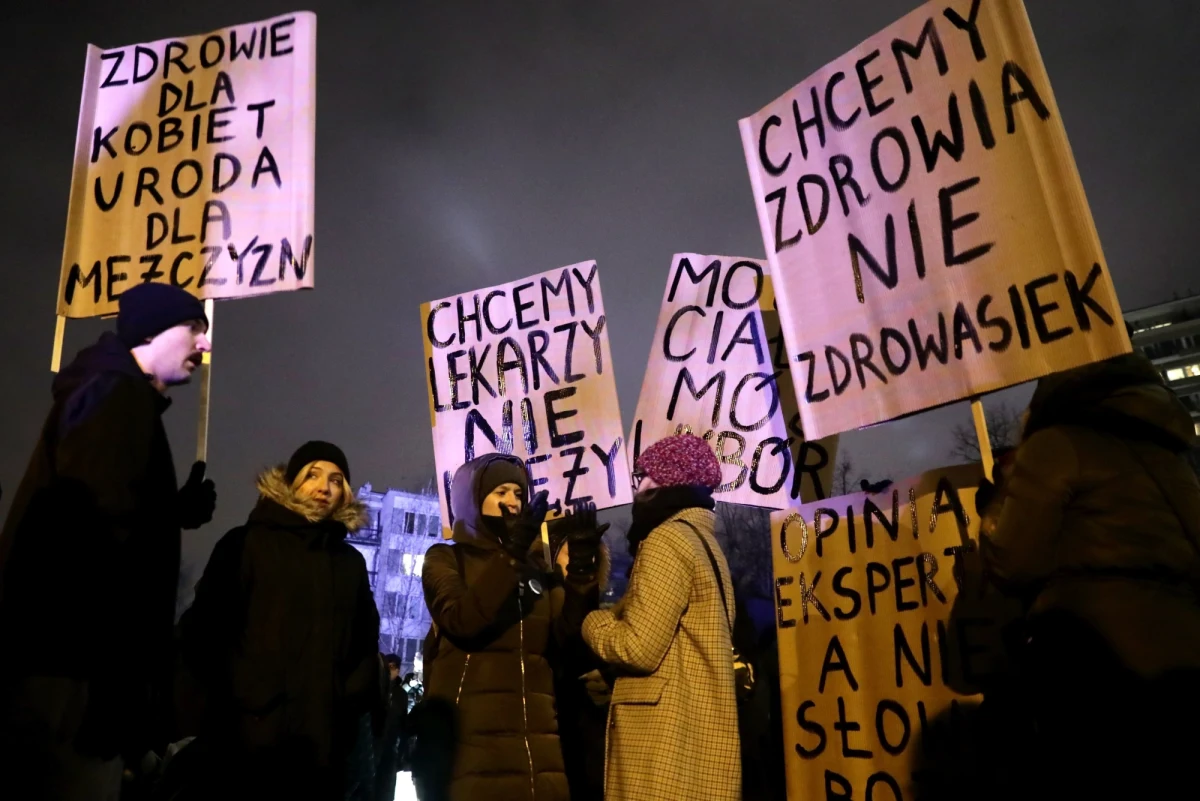 W Sejmie nie ma żadnej partii, która poważnie traktuje prawa kobiet, opozycja zawiodła, odrzucenie projektu liberalizującego przepisy ws. aborcji to hańba - mówili uczestnicy sobotniej manifestacji przed Sejmem. Pikietę zorganizowały: "Razem", "Inicjatywa Polska" i organizacje kobiece. Demonstracja przed Sejmem była reakcją na odrzucenie przez Sejm w środę, w pierwszym czytaniu, obywatelskiego projekt komitetu "Ratujmy Kobiety 2017", który zakładał liberalizację obowiązujących przepisów ws. aborcji. 