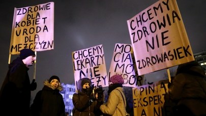 Protest przed Sejmem przeciwko odrzuceniu projektu "Ratujmy Kobiety 2017"