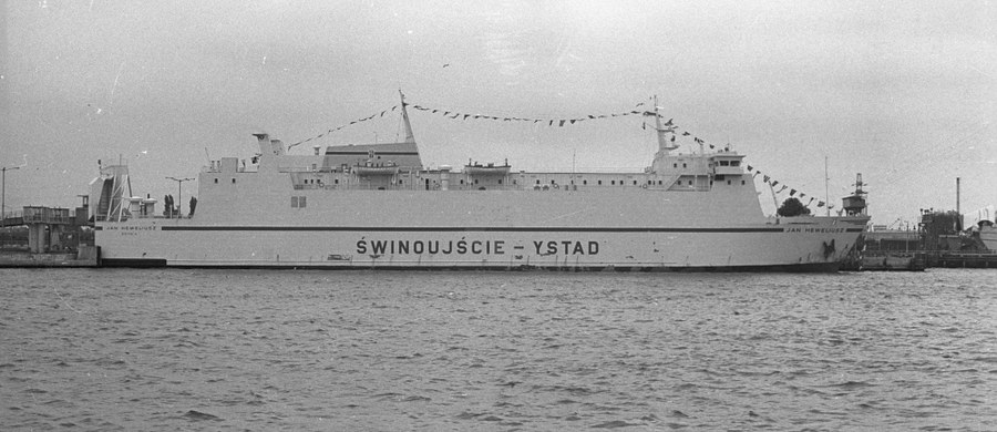 ​To była najbardziej tragiczna katastrofa polskiego statku w historii. Dokładnie 25 lat temu na Bałtyku zatonął prom "Jan Heweliusz". Zginęło 55 osób. Rodziny ofiar i ci, którzy ocaleli z katastrofy, złożyli dziś kwiaty w Świnoujściu, skąd 14 stycznia 1993 roku prom wypłynął w podróż do szwedzkiego Ystad.