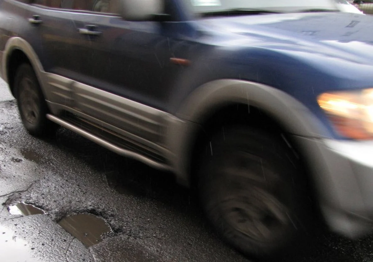 W Weronie na północy Włoch straż miejska odkryła masowe zjawisko wykroczeń drogowych popełnianych przez 80- i 90-latków. Tym większe było zdziwienie funkcjonariuszy, gdy ustalili, że... rzekomi piraci drogowi przebywają w domu starców lub są przykuci do łóżka.