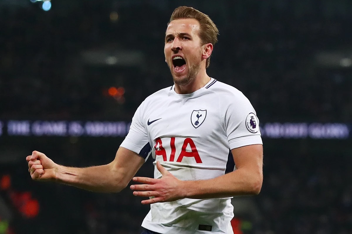 ​Harry Kane zdobył dwie bramki dla Tottenhamu Hotspur w wygranym 4:0 meczu z Evertonem w 23. kolejce angielskiej ekstraklasy piłkarskiej. Z dorobkiem 98 goli został najlepszym strzelcem tego klubu w Premier League. Kane trafił do siatki gości w 47. i 59. minucie. Oprócz niego bramki na Wembley zdobyli Koreańczyk Heung-Min Son oraz Duńczyk Christian Eriksen. Dotychczas najwięcej goli dla Tottenhamu w Premier League strzelił Teddy Sheringham - 97.
