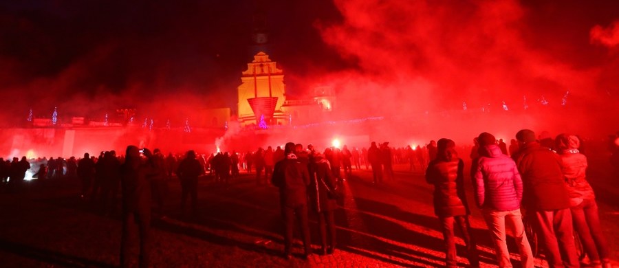 ​Częstochowska policja prowadzi postępowanie w sprawie incydentu, do którego doszło w sobotę na błoniach przed Jasną Górą. Według przyjętego przez policjantów zgłoszenia, uczestnicy pielgrzymki kibiców piłkarskich poturbowali członków stowarzyszeń Obywatele RP i Demokratyczna RP, grozili im i spalili transparenty.