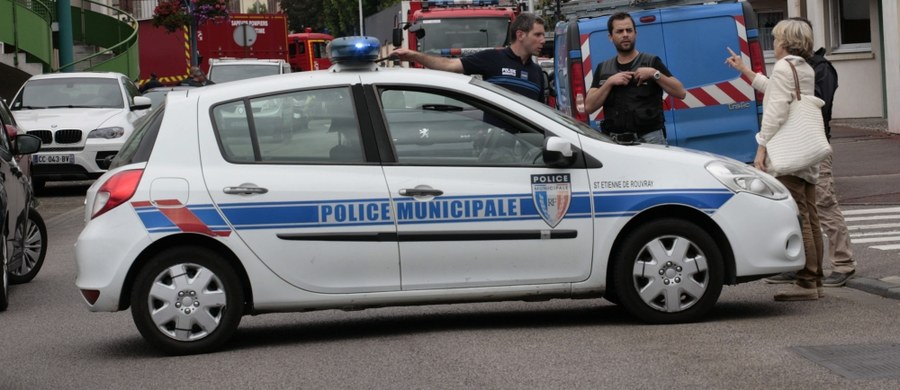 Francuska policja prowadzi śledztwo po tragicznej śmierci 15-latka w centrum Paryża. Został on zasztyletowany w czasie starć młodzieżowych band z imigranckich dzielnic. Zmarł w nocy, po przewiezieniu go do szpitala.