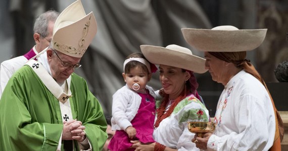 ​Papież Franciszek powiedział wiernym w niedzielę, że postawa wobec migrantów i uchodźców, którą opisał słowami "przyjmować, chronić, promować i integrować", oparta jest na zasadach nauczania Kościoła. "Migracje są znakiem naszych czasów" - podkreślił.
