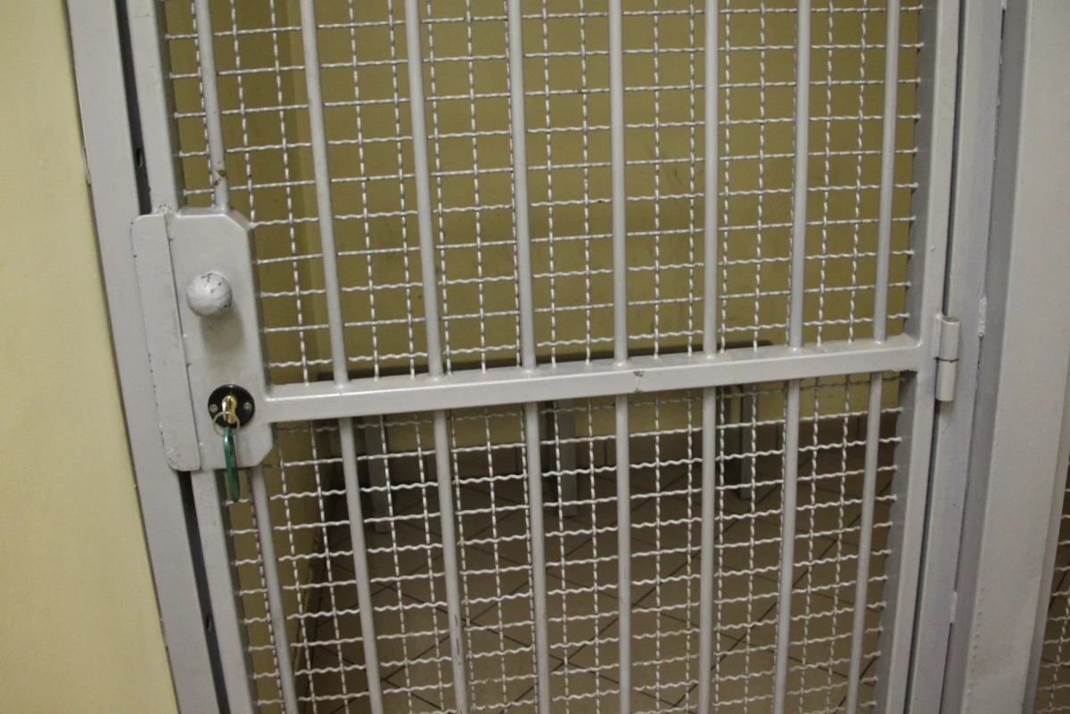 Zarzut zabójstwa postawiła prokuratura Sebastianowi B. w związku ze śmiercią dwóch osób przy ulicy Płockiej w Warszawie. Wczoraj w mieszkaniu znaleziono ciało 72-letniego mężczyzny, a przed budynkiem - ciało 51-letniej kobiety. 