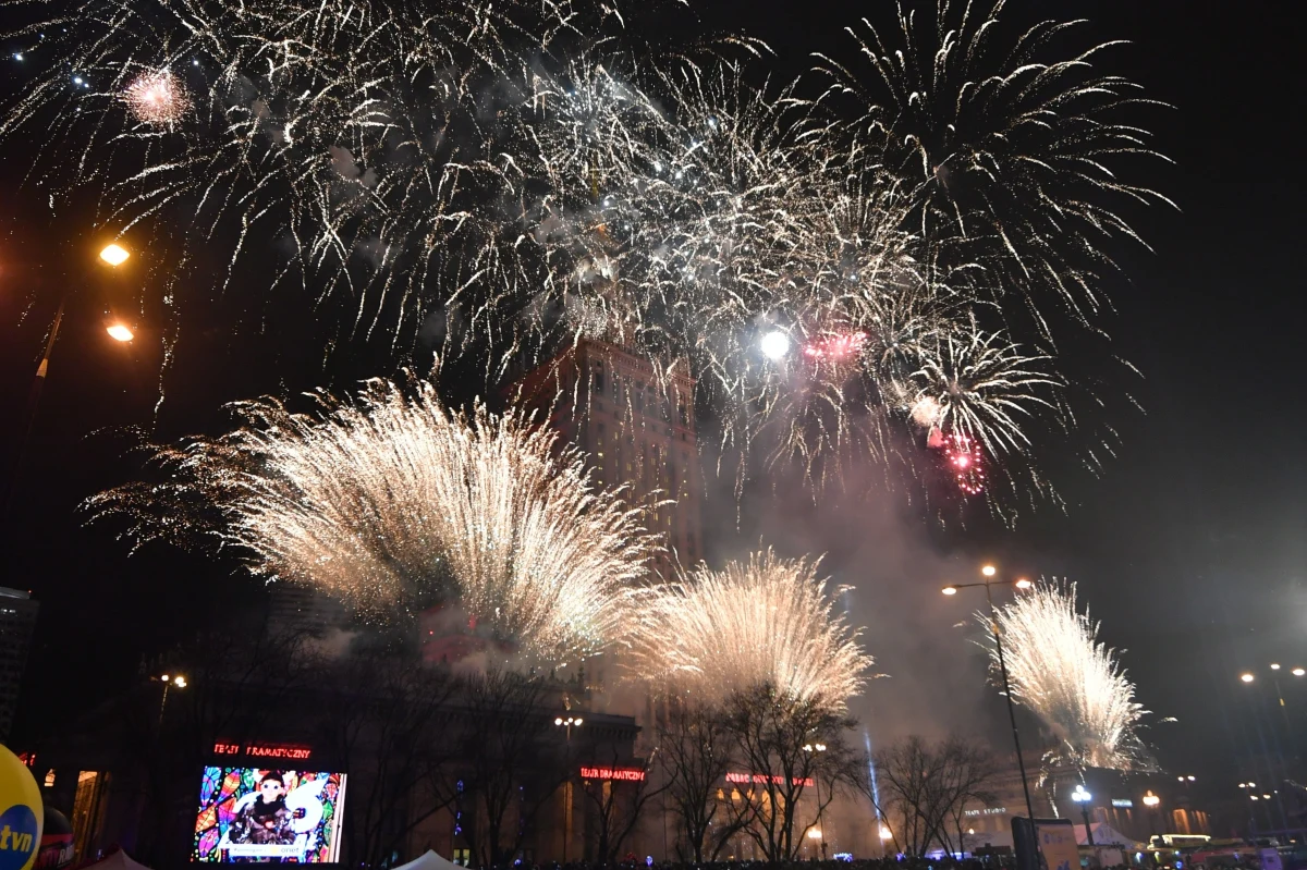 ​O godz. 20  w niedzielę w całym kraju rozbłysły "światełka do nieba" - kulminacyjny moment 26. Finału Wielkiej Orkiestry Świątecznej Pomocy. Fundacja w tym roku przeznacza pieniądze na sprzęt dla szpitalnych oddziałów neonatologicznych. "Światełko do nieba" to towarzyszący Finałom WOŚP pokaz sztucznych ogni - odbywa się zawsze o godz. 20. Nie jest to jednak koniec 26. Finału, ale jego kulminacyjny moment. Towarzyszące zbiórce imprezy i koncerty jeszcze trwają - oficjalnie Finał zakończy się po północy. 