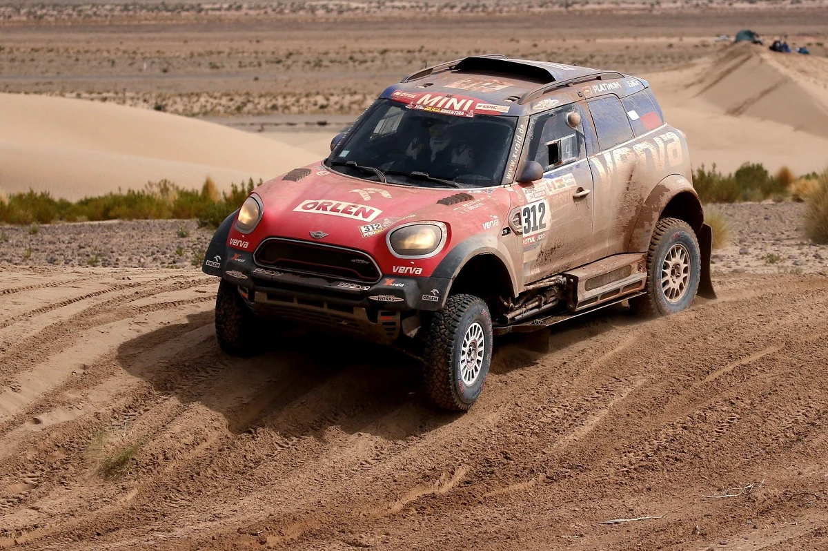 ​Jakub Przygoński zajął siódme miejsce wśród kierowców samochodów na ósmym etapie Rajdu Dakar, z Uyuni do Tupizy w Boliwii (584 km). Najszybszy był Francuz Stephane Peterhansel, który dzień wcześniej stracił blisko dwie godziny naprawiając uszkodzone auto.