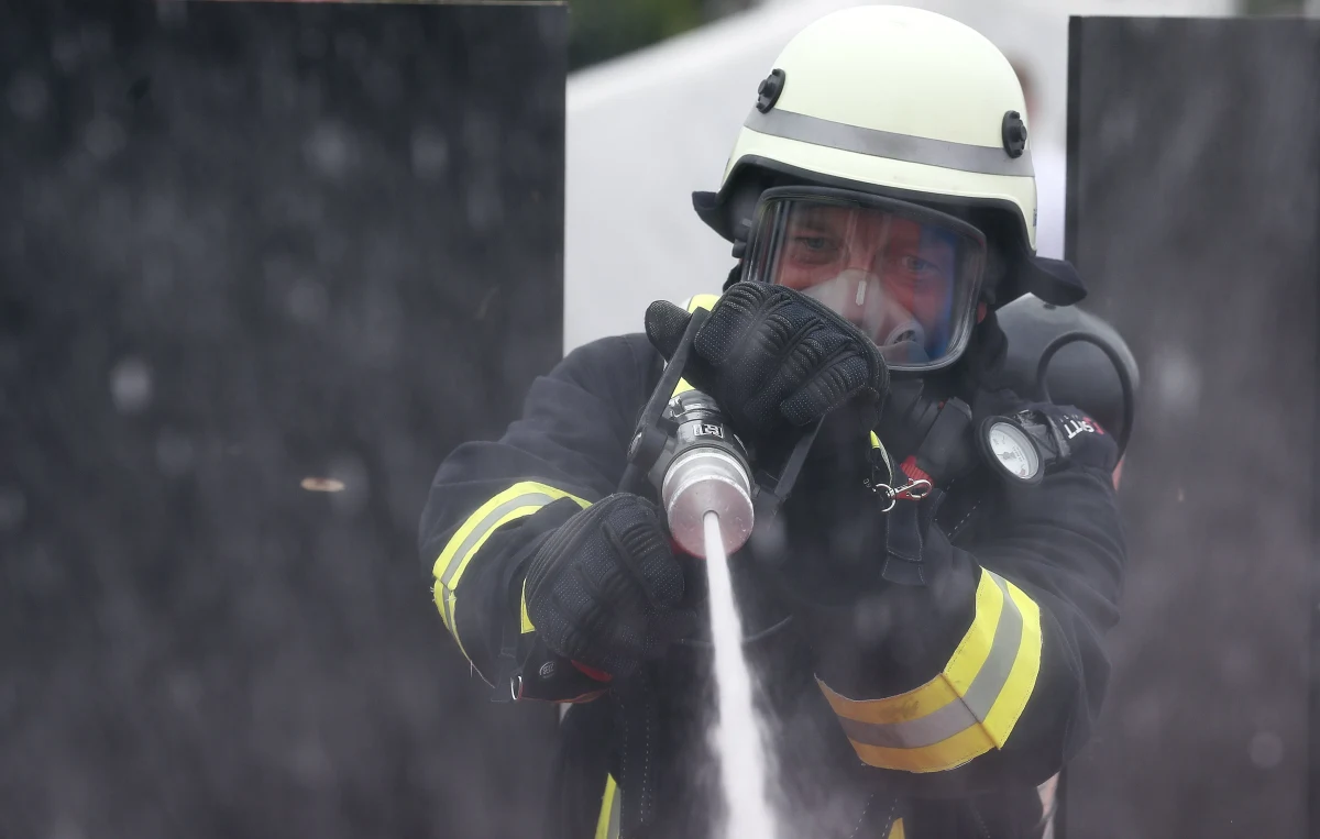 50 pasażerów i członków załogi uratowano w pobliżu wybrzeża Florydy z płonącego promu, który dowoził ludzi do kasyna, znajdującego się na zacumowanym na morzu statku - poinformowały lokalne władze. Po wybuchu pożaru pasażerowie i załoga jednostki ratowali się skacząc do wody. Chociaż sytuacja była poważna, nikt nie zginął. 