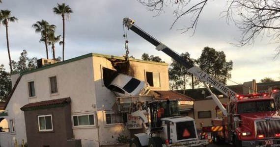 Dwie osoby zostały niegroźnie ranne po tym, jak rozpędzone auto wpadło do lokalu, znajdującego się na piętrze budynku w Santa Ana w Kalifornii. Poszkodowani to kierowca i pasażer samochodu.