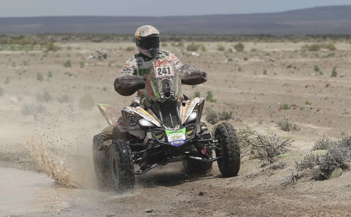 Kamil Wiśniewski zakończył dwudniowy maraton na bezdrożach Boliwii z 17. czasem w klasyfikacji generalnej Rajdu Dakar. W grupie quadów 4x4 Polak zajmuje obecnie drugie miejsce za Argentyńczykiem Danielem Mazzucco. "Ja czuję się jak zawsze doskonale. Mój quad trochę gorzej, ale trafi teraz w ręce mechaników, którzy powinni go zreanimować" - powiedział quadowiec.  