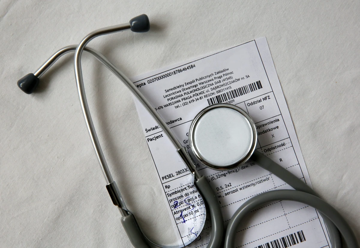 74-letnia lekarka z Gdyni, specjalistka od medycyny pracy, oraz 39-letni mężczyzna usłyszeli korupcyjne zarzuty. Jak dowiedział się reporter RMF FM chodzi o wystawanie fałszywych zaświadczeń o zdolności do pracy. Oboje zostali tymczasowo aresztowani.