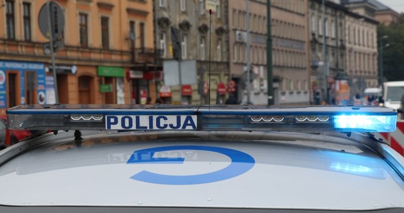 W rękach policji jest już siedmiu podejrzanych o zaatakowanie minionej nocy dwóch funkcjonariuszy na krakowskim Kazimierzu. Trzech napastników jest wciąż poszukiwanych. Trwa obława. 